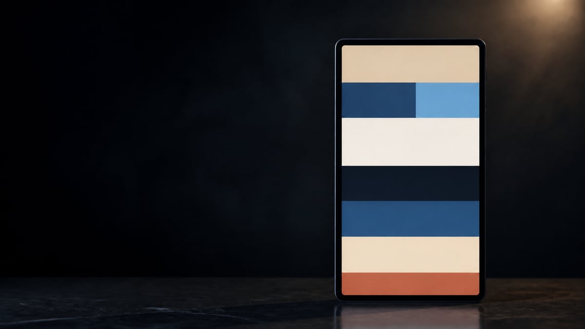 Hochkant stehendes Tablet auf dunklem Stein, der Bildschirm zeigt Bänder in Creme, Nachtblau, Hellblau und Blau über einem schmalen Terrakotta-Streifen, rechts oben ein warmer Lichtschein